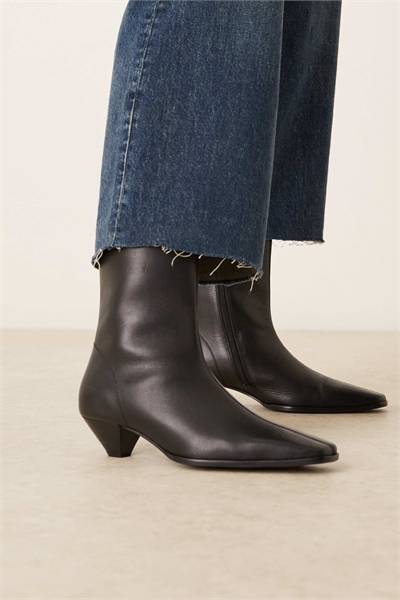 Кожаные ботильоны с заостренным носком и каблуком от Rhodes, черного цвета артикул 147258880