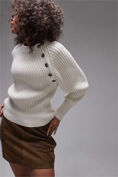 Вязаный свитер с пуговицами на плечах артикул 141933878