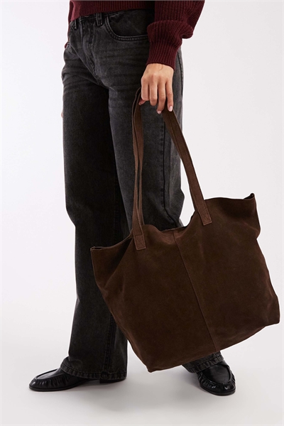 Подростковая сумка-тоут из искусственной замши шоколадного цвета артикул 152905067