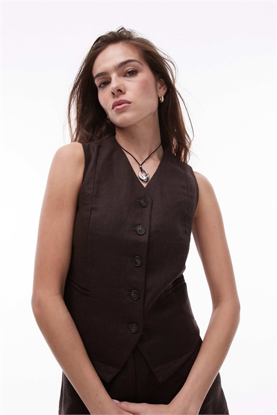 Приталенный льняной жилет артикул 143460133