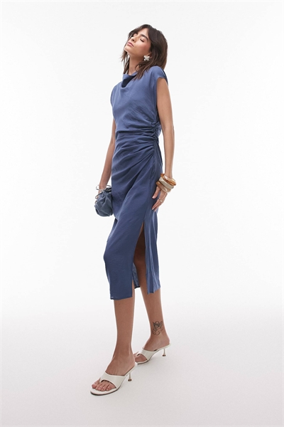Платье средней длины с короткими рукавами и сборками по бокам, цвет «нефтяной синий» артикул 147146663