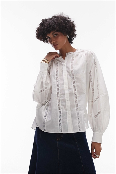 Блузка с кружевной вставкой в виде лестницы, белого цвета артикул 148306074