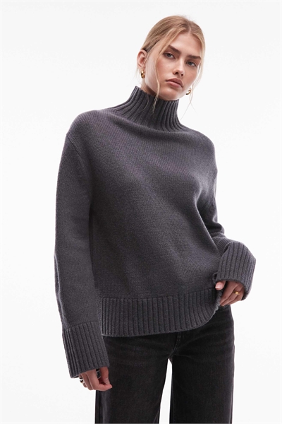 Свитер с высоким воротником-хомутом, связанный из пряжи с высоким содержанием мохера и шерсти, с ребристой фактурой артикул 153017746