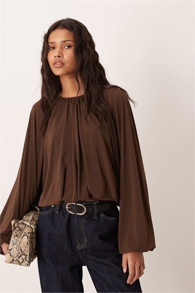 Блузка с длинными рукавами и драпировкой, коричневого цвета артикул 154169367