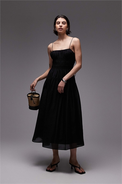 Платье-миди «Milkmaid» с вышивкой-смузинг и тоненькими бретелями, черного цвета артикул 146841097