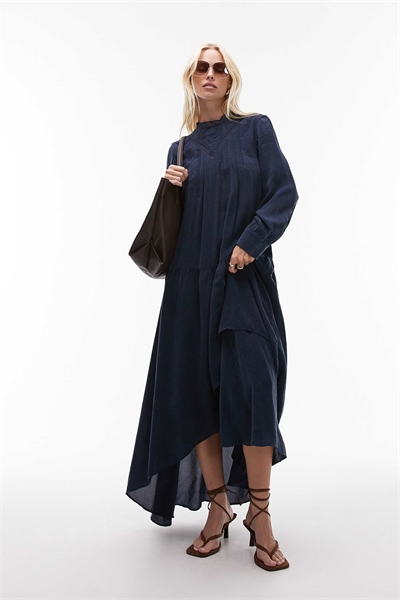 Объемное макси-платье из крепа с кружевными вставками и многослойными оборками артикул 141734409