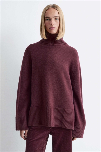 Свитер с высоким воротником из мягкого трикотажа артикул 151746435