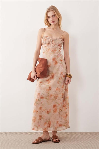 Макси-платье с воланами на лифе и цветочным принтом, скроенное по косой, цвета персика артикул 154748304