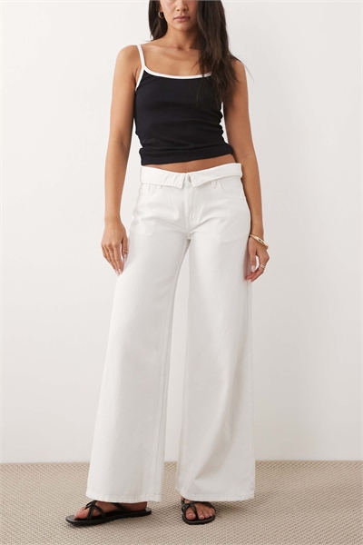 Подростковые джинсы с широкими брючинами и отворотом, белого цвета артикул 155443223