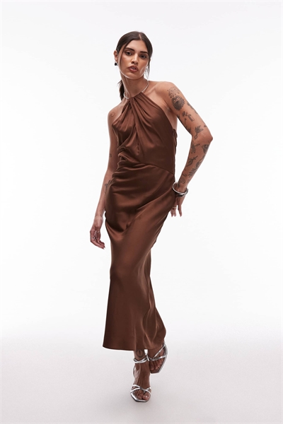 Макси-платье с металлическим элементом на шее и открытой спиной артикул 150205118