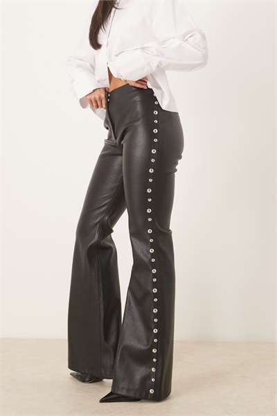 Брюки-клёш из искусственной кожи с заклепками артикул 153669096