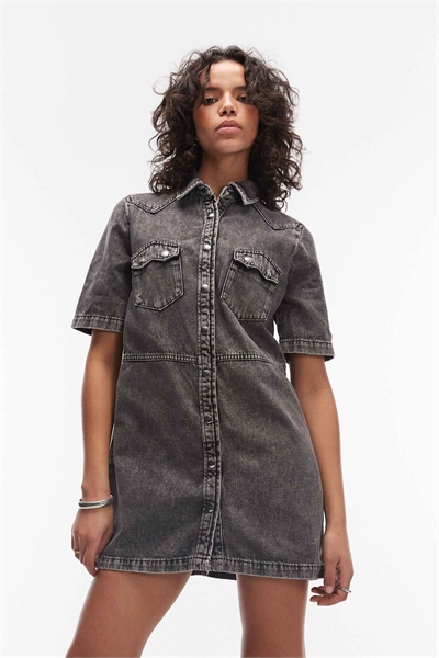 Джинсовое мини-платье с застежкой на пуговицах и короткими рукавами артикул 154893579