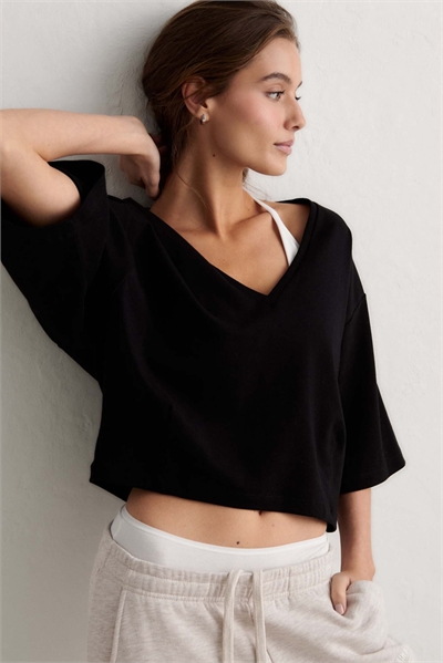 Черная футболка с высоким вырезом артикул 155876340