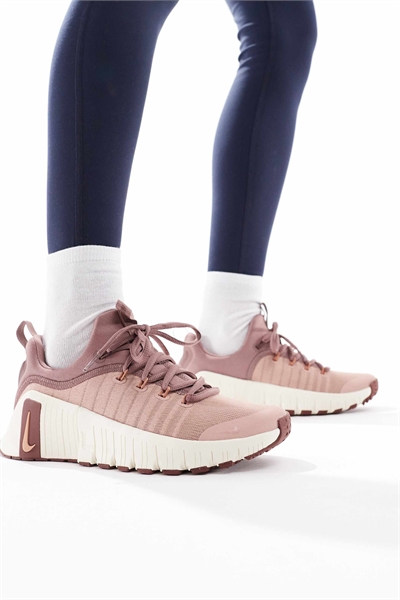 Бесплатные кроссовки Metcon 6 артикул 142397940