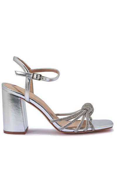 Сандалии с украшением из страз и широким каблуком серебристого цвета артикул 151942922