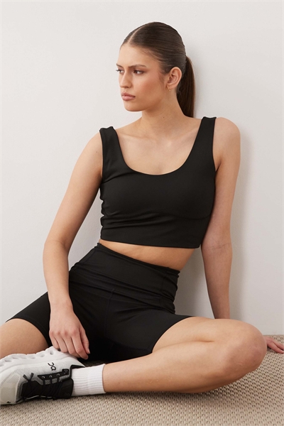 Быстросохнущая укороченная майка из суперэластичного материала черного цвета артикул 155413780