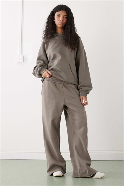 Комплект из свободных спортивных штанов серого цвета артикул 154840115