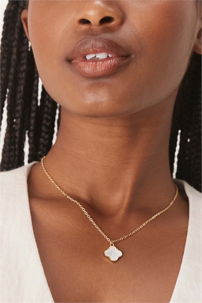 Кулон-клевер из белого камня артикул 146783281