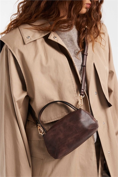 Мини-клатч с фактурной поверхностью и ремнем через плечо артикул 150431529