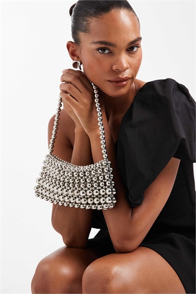 Серебристая сумочка-клатч с металлическими бусинами артикул 151016625