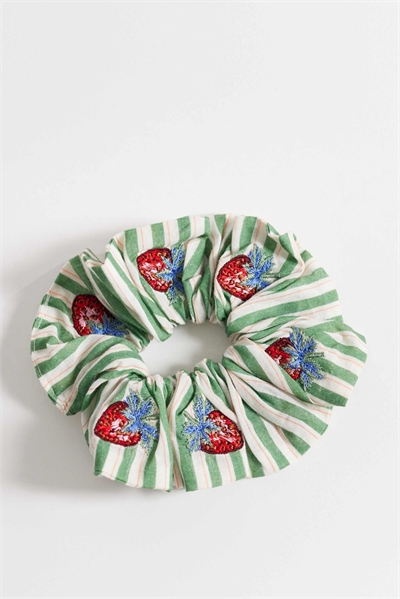 Зеленая резинка для волос с вышитой клубничкой артикул 153723895