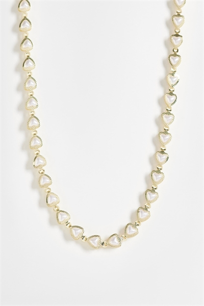 Короткое колье с миниатюрными сердечками и искусственными жемчужинами артикул 152118813