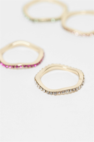 Набор из нескольких изящных колец с разноцветными кристаллами в паве-оправе золотистого оттенка артикул 151227128