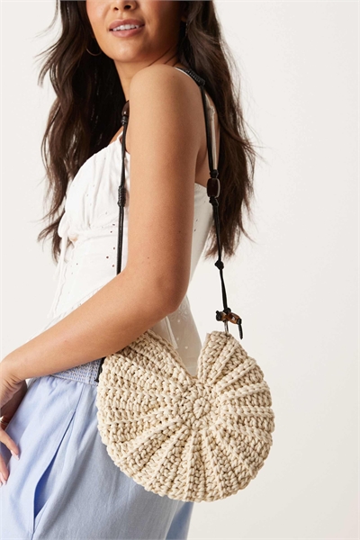 Сумка через плечо, связанная вручную крючком в виде раковины аммонита, с ручкой из бисера, кремового цвета артикул 142542680