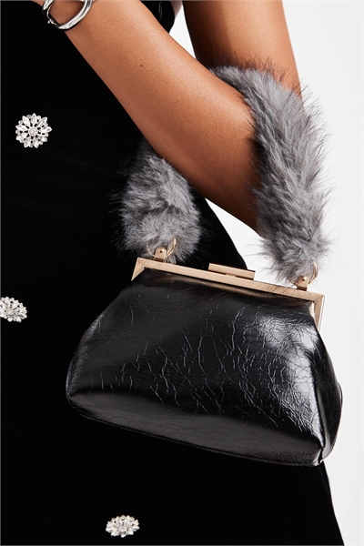 Мини-клатч с фактурной рамой и меховой ручкой сверху, черного цвета артикул 148383177