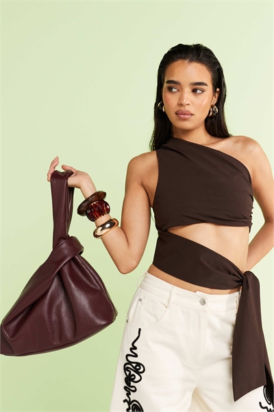 Сумка-клатч с крупной петлей вишнево-красного цвета артикул 144531404