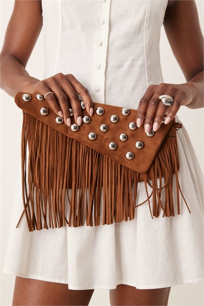 Клатч из искусственной замши с кисточками и заклепками, темно-коричневого цвета артикул 142910884