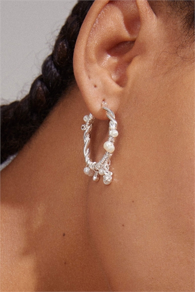 Серьги-кольца с жемчугом и кристаллами артикул 150242433