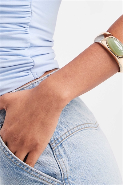 Браслет-манжета с зеленым камнем артикул 148889827