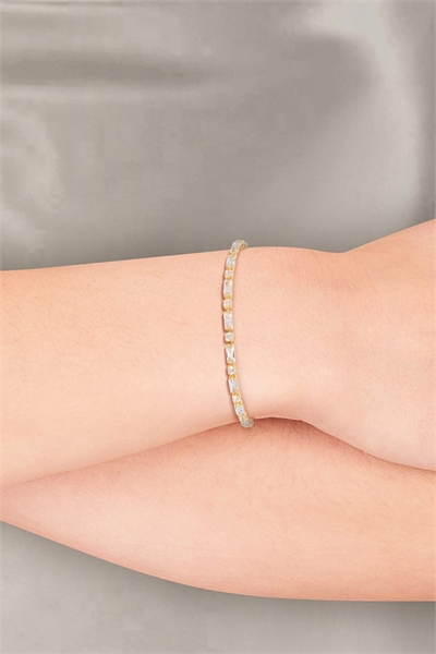 Браслет «теннис» с позолоченными застежками-тоггл и камнями в форме багета артикул 150794220