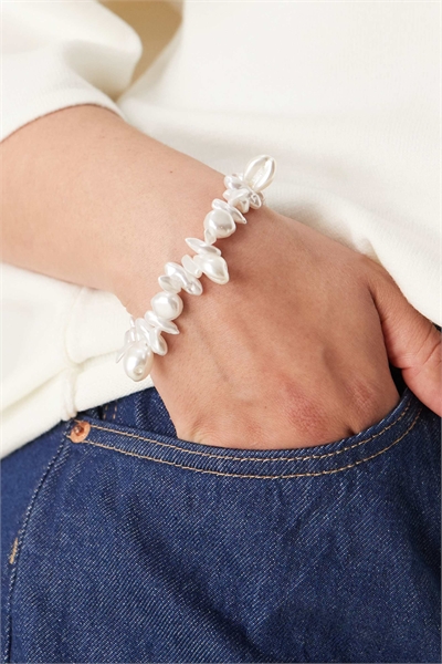 Браслет ASOS DESIGN Curve с искусственными жемчужинами и застежкой в виде буквы T артикул 144205628