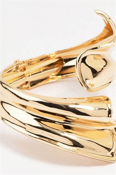 Браслет-обруч Lovisa с золотистым ребристым узором в виде волн артикул 150793471