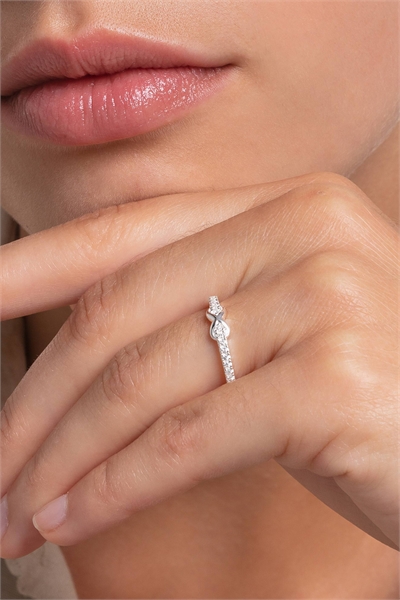 Серебряное кольцо «Бесконечность» с белыми камнями артикул 153898135