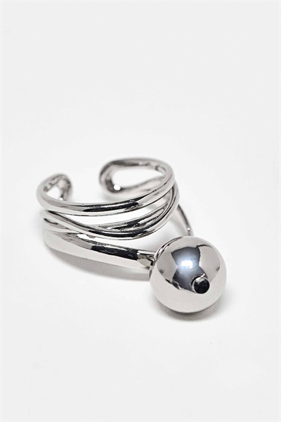 Кольцо с полосками и подвеской в виде шара, серебристого цвета артикул 149104015