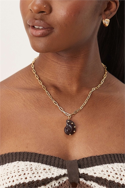 Колье с ярким кулоном из смолы в форме ракушки с позолоченной поверхностью артикул 143056004