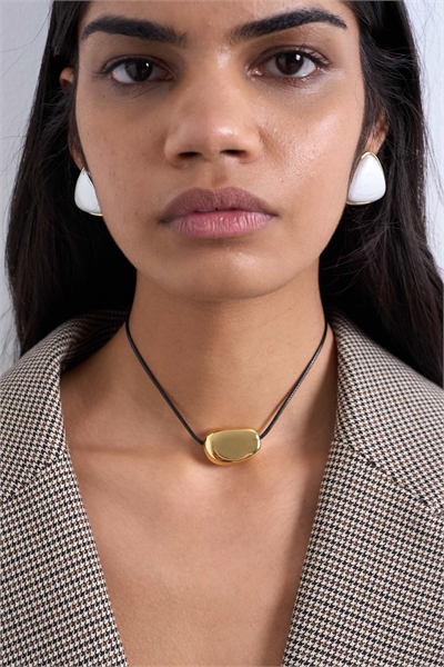 Колье-чокер Nora из веревки с драгоценным камнем в золотой оправе артикул 151521825