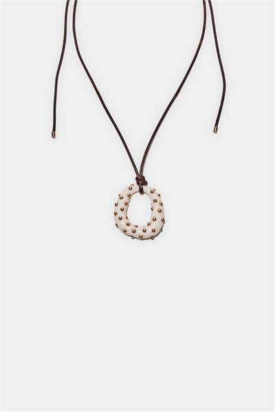 Шнурковый кулон с подвеской цвета экрю артикул 155526806