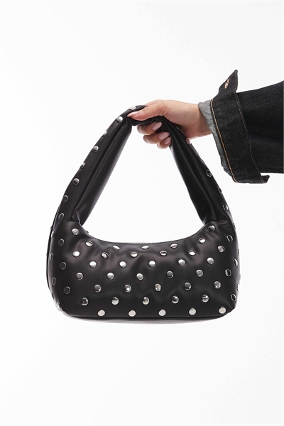 Кожаная сумка через плечо с заклепками, черного цвета артикул 148889477