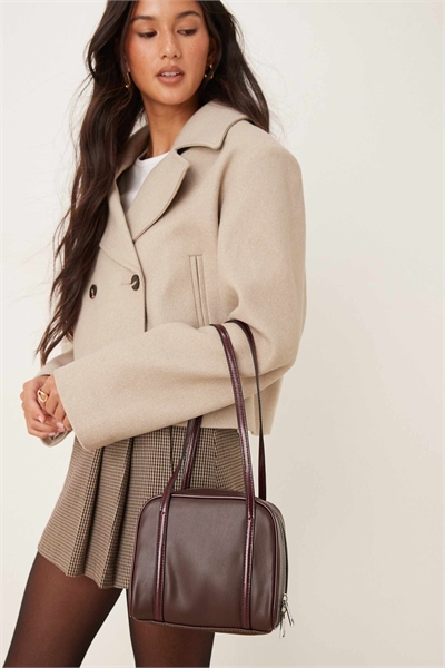 Сумка-боулер прямоугольной формы с ремешком в тон артикул 148300993