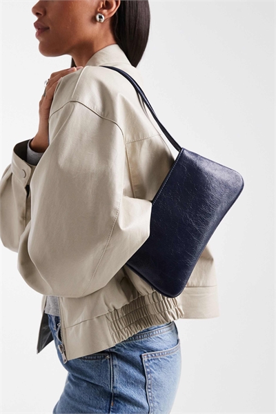 Сумка через плечо с застежкой-молнией и двумя тонкими ремешками, темно-синего цвета артикул 151096345