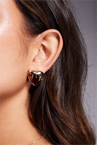 Серьги-гвоздики с сердечком из искусственного камня и эффектом капель в золотистом оттенке артикул 150368019