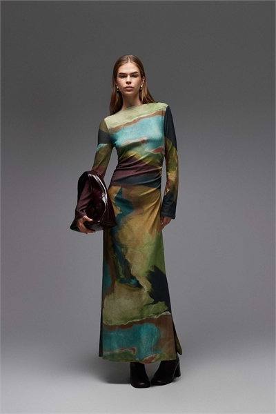 Макси-платье с длинными рукавами и абстрактным принтом в разноцветном исполнении артикул 152313493