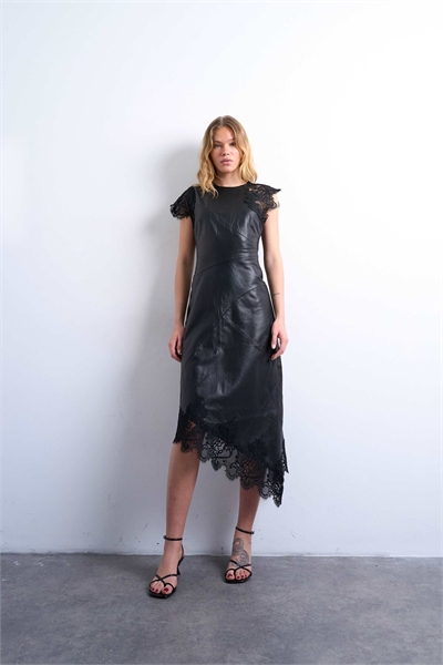 Платье средней длины с кожаными вставками в виде шнурков на плечах артикул 151672843