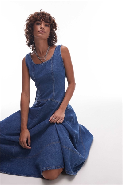 Джинсовое платье средней длины с заниженной талией и бретелями, отбеленное артикул 149425460