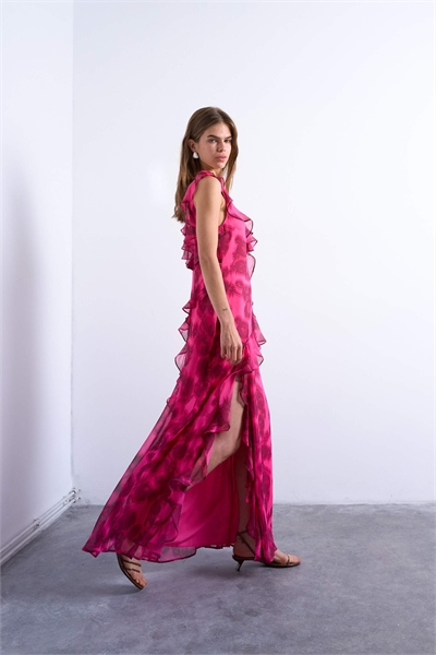 Праздничное макси-платье с рукавами-воланами и принтом в виде нечетких розовых цветов артикул 142681726