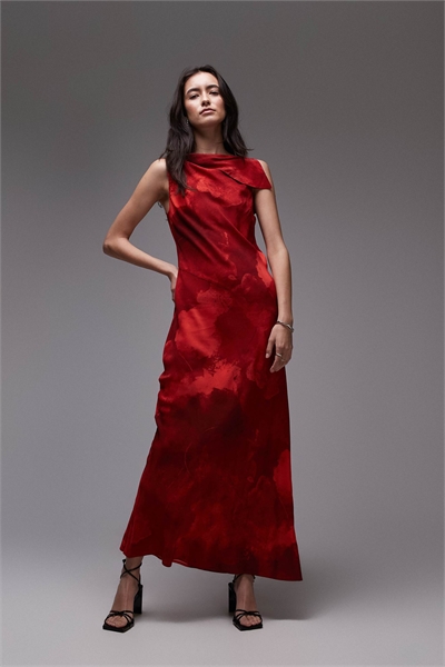 Асимметричное платье средней длины с косой отрезкой горловины, цвет «красный минерал» артикул 140797446